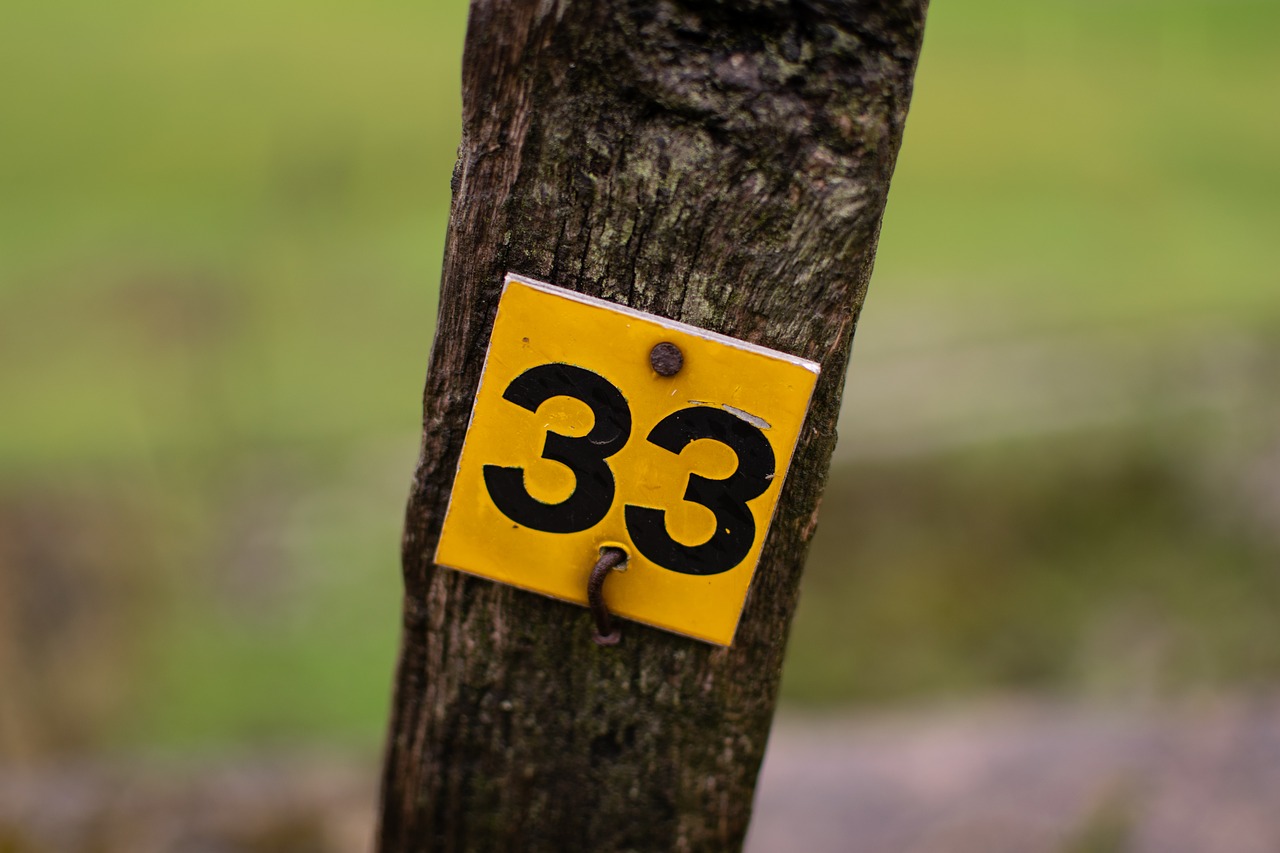 Number 33 Post Canal Side Painted Free Image From Needpix Com