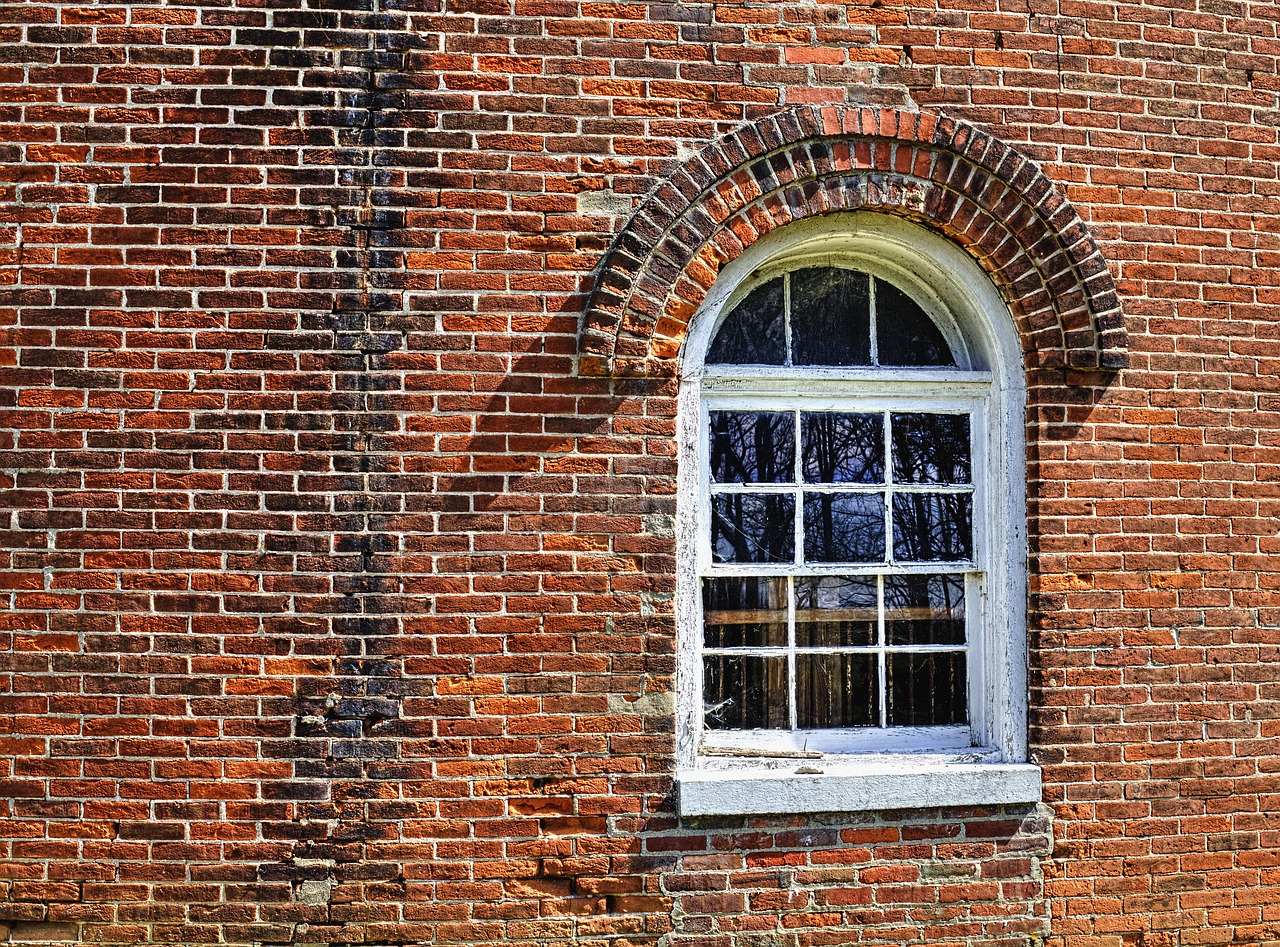 окно в кирпичной стене