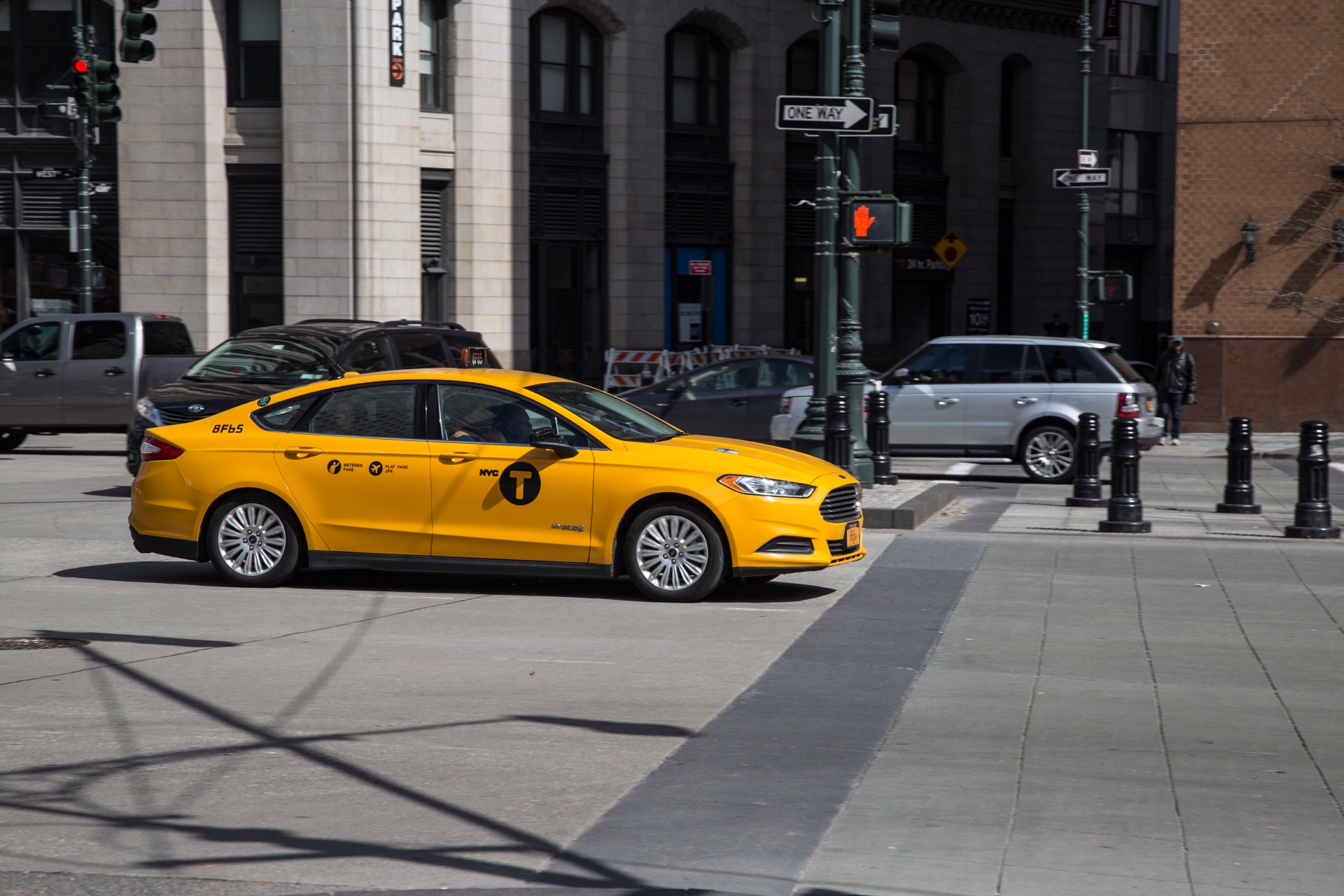 Водитель такси без аренды. Еллоу КЭБ такси. Желтый автомобиль. Желтая машина такси. Желтое такси Нью Йорк.