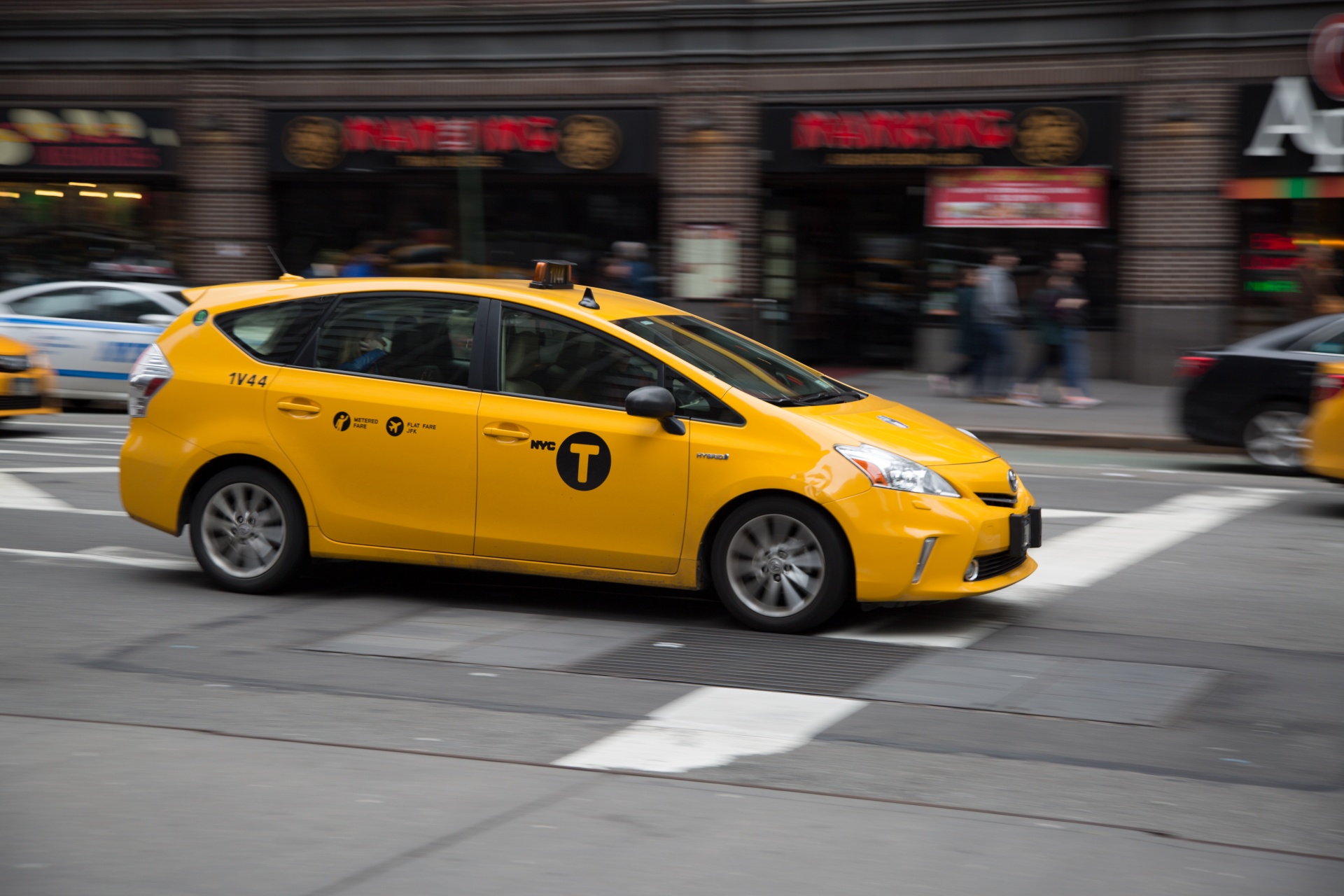 Цвет такси область. Taksi NYC. Электротакси Нью-Йорк. New York такси Prius Prime. Желтое такси.