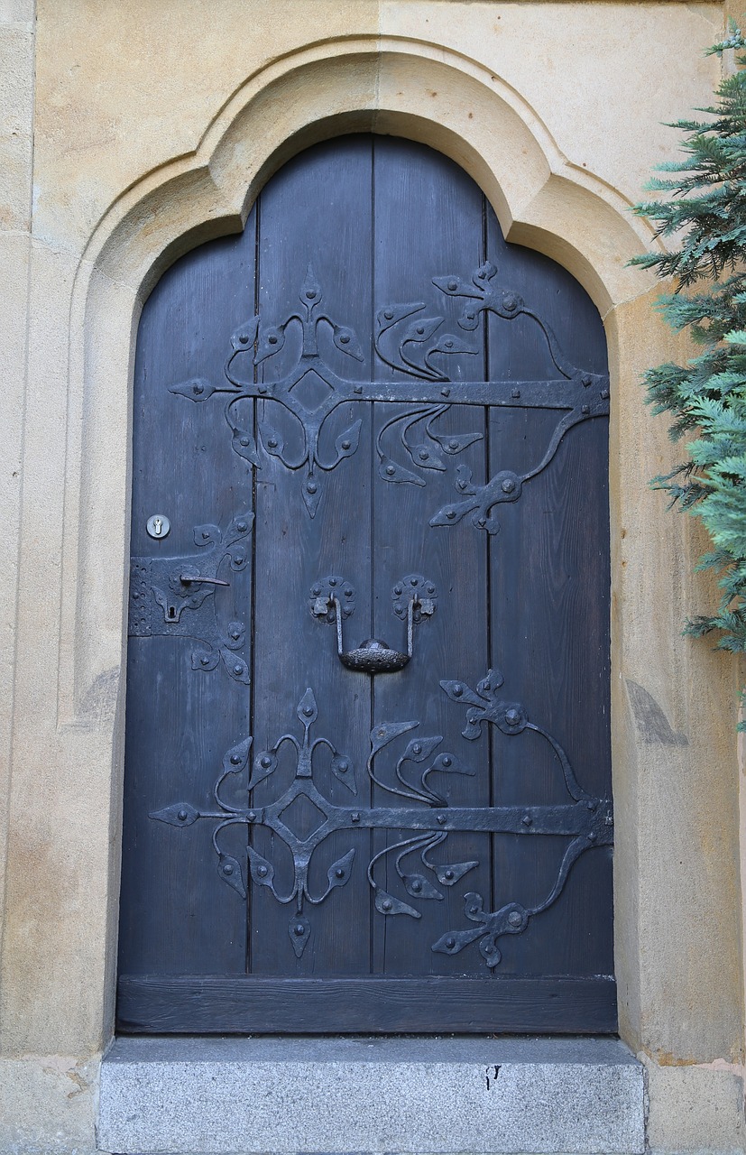 oak door old castle free photo