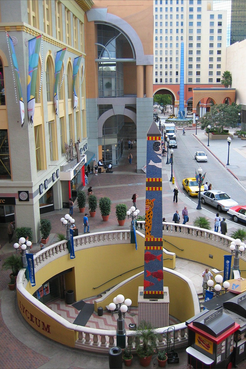 obelisk mall column free photo