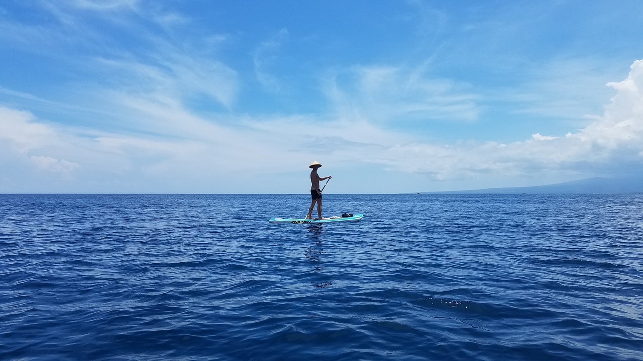 ocean paddle board gilli island free photo