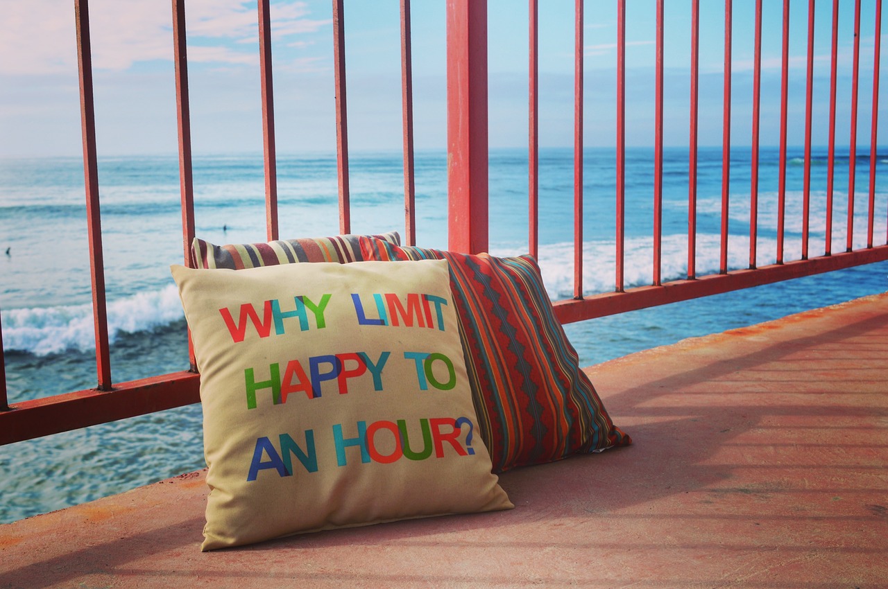 ocean  pillow  happyhour free photo