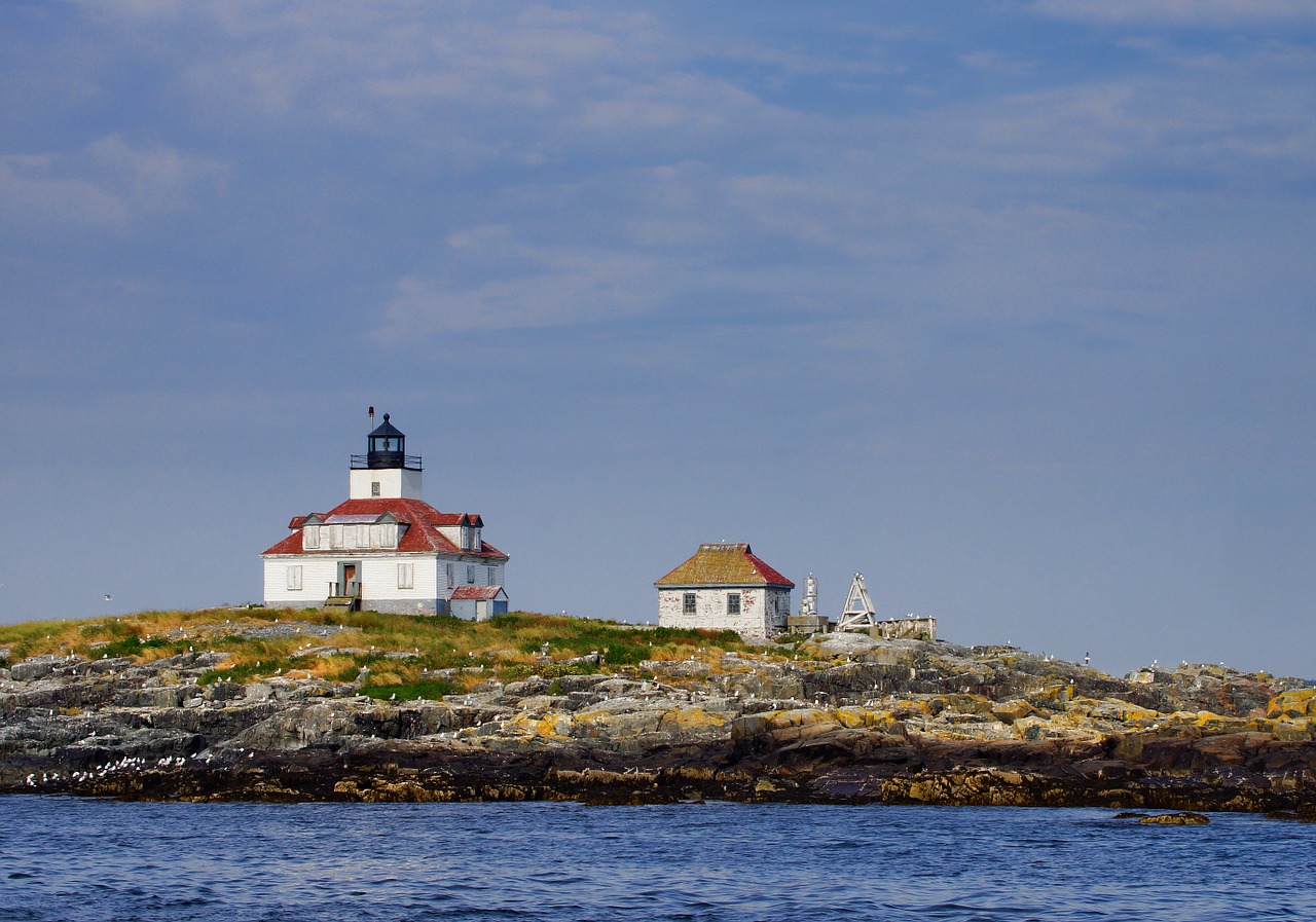 ocean island lighthouse free photo