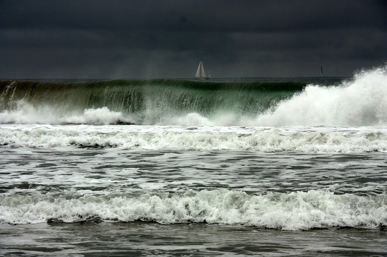 ocean the waves yacht free photo