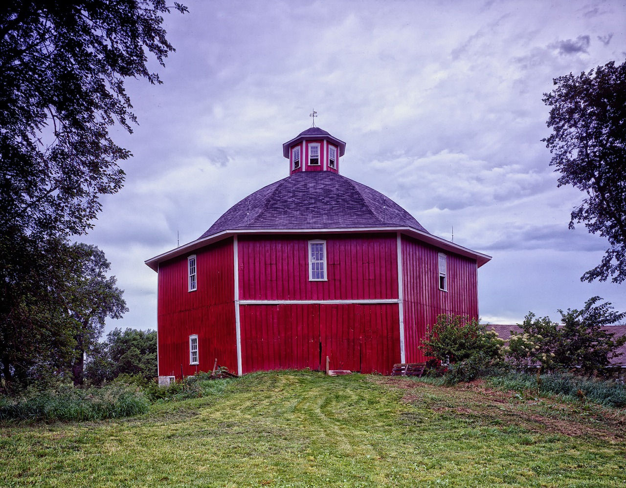 octagon barn barn sky free photo