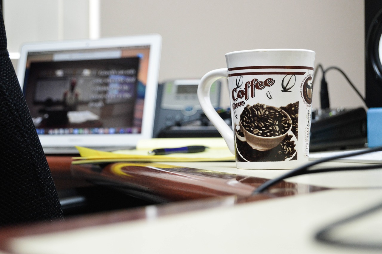 Чашка кофе в офисе