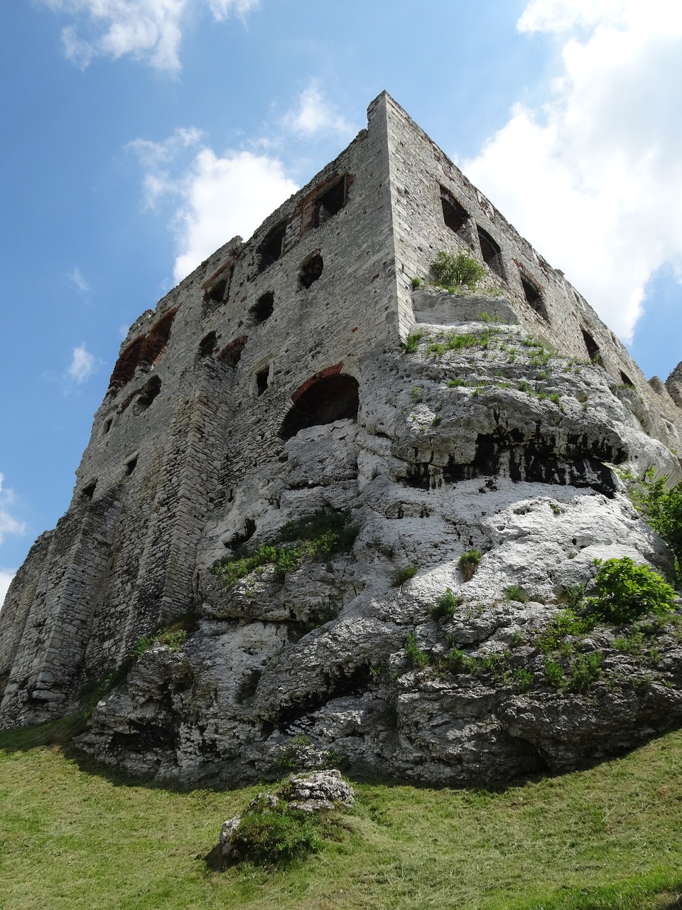 ogrodzieniec poland castle free photo