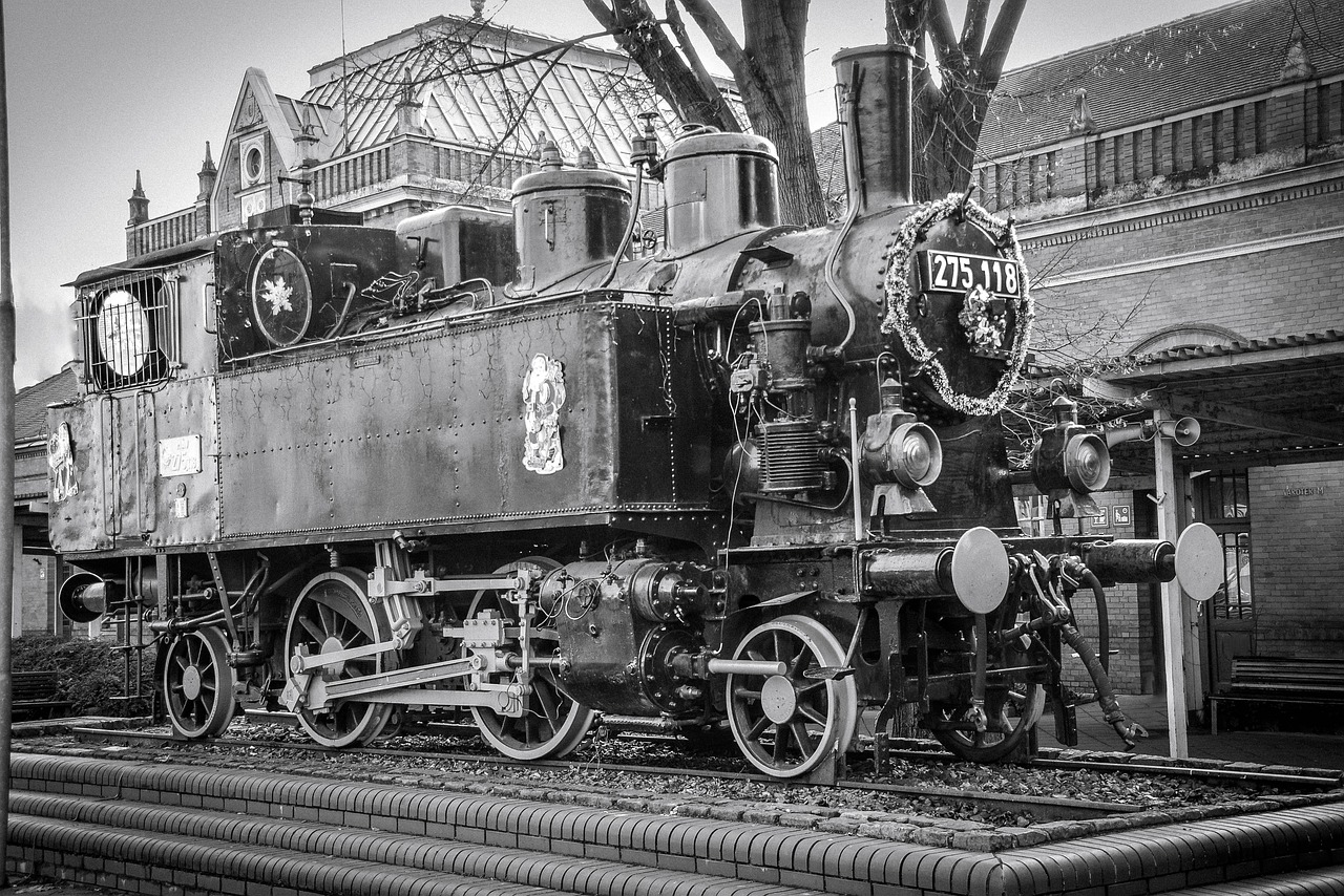 Старый локомотив. Парового Локомотива “Steam Wagon”. Старинный паровоз. Старинные локомотивы. Старый тепловоз.