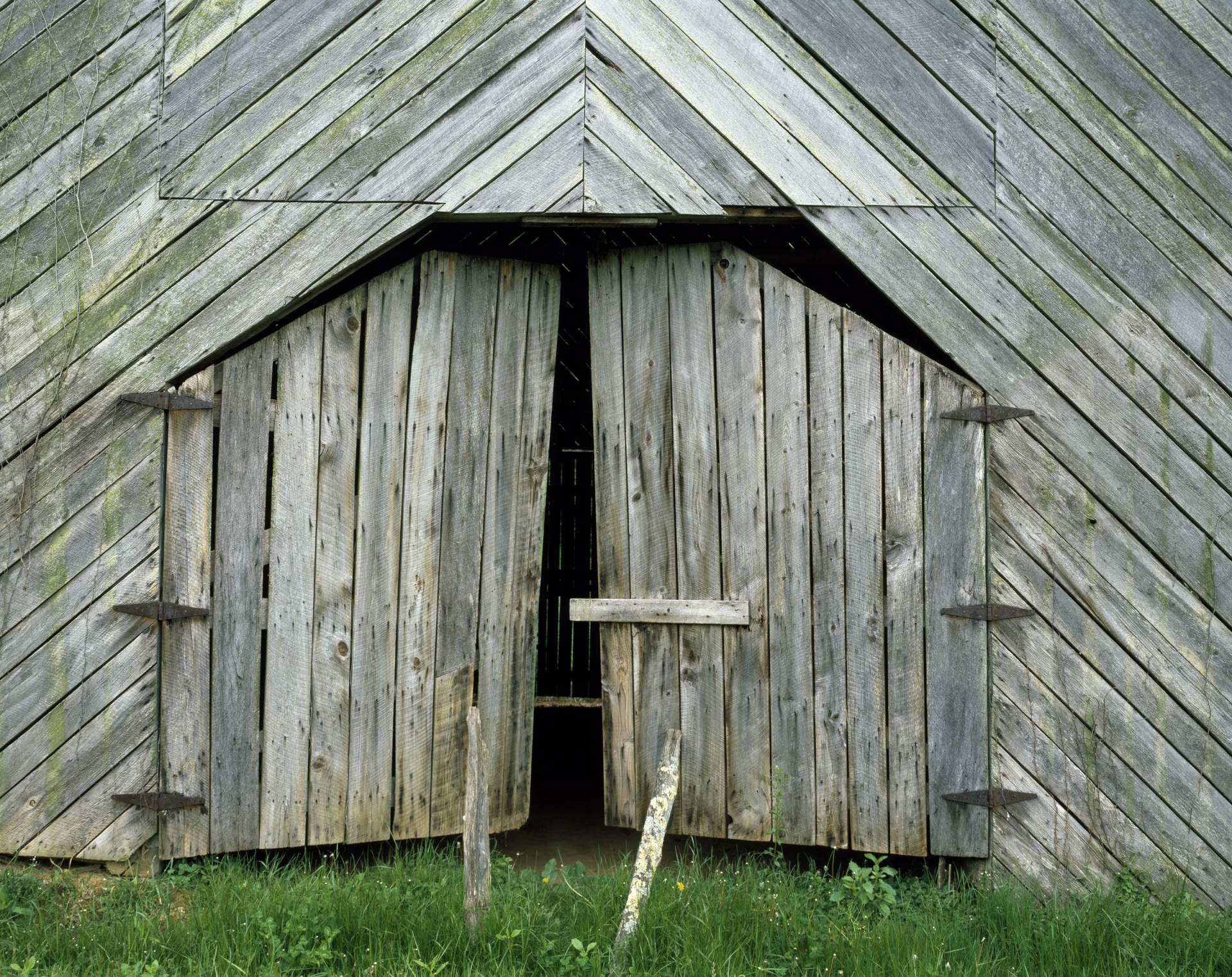 barn old weathered free photo