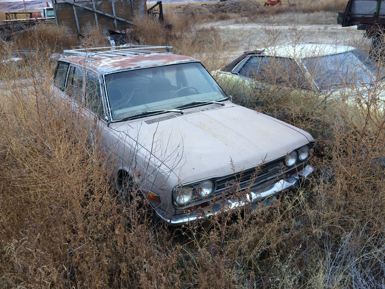 old car rusty car datsun 510 free photo
