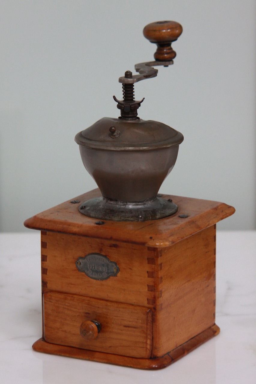 old coffee grinder old coffee-mill grandma free photo