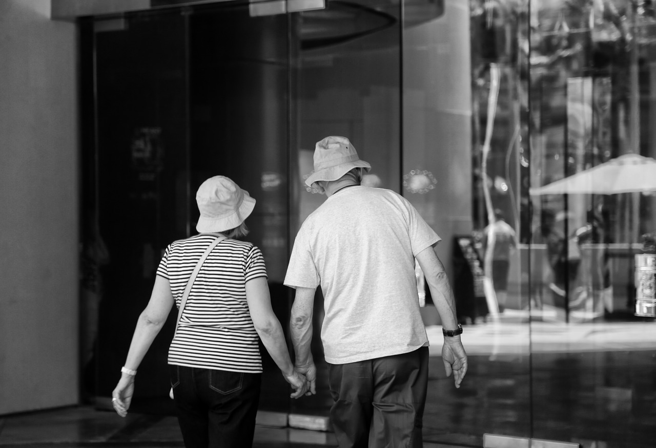 old couple las vegas strip free photo