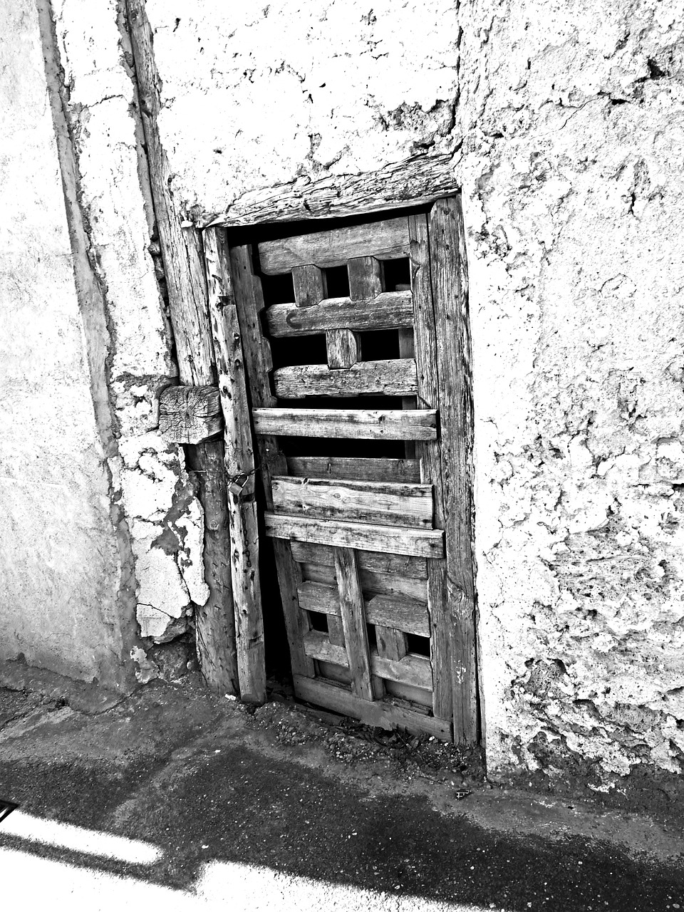 old door wood black and white free photo