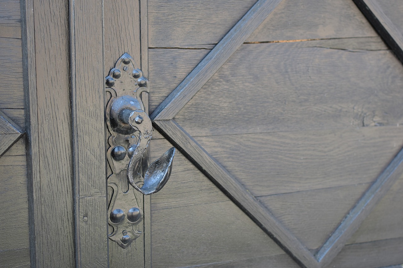 old door  doorknob  historic free photo