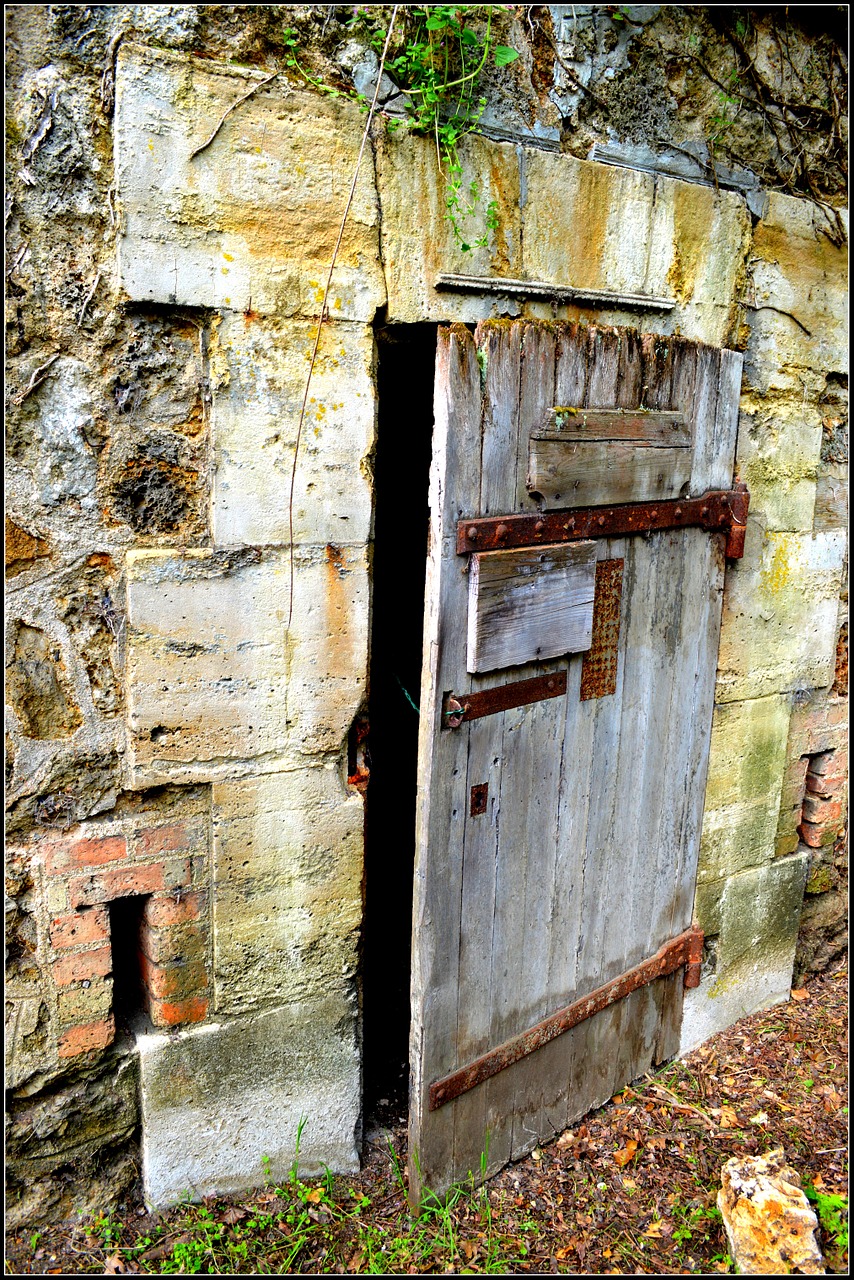 old door break up architecture free photo