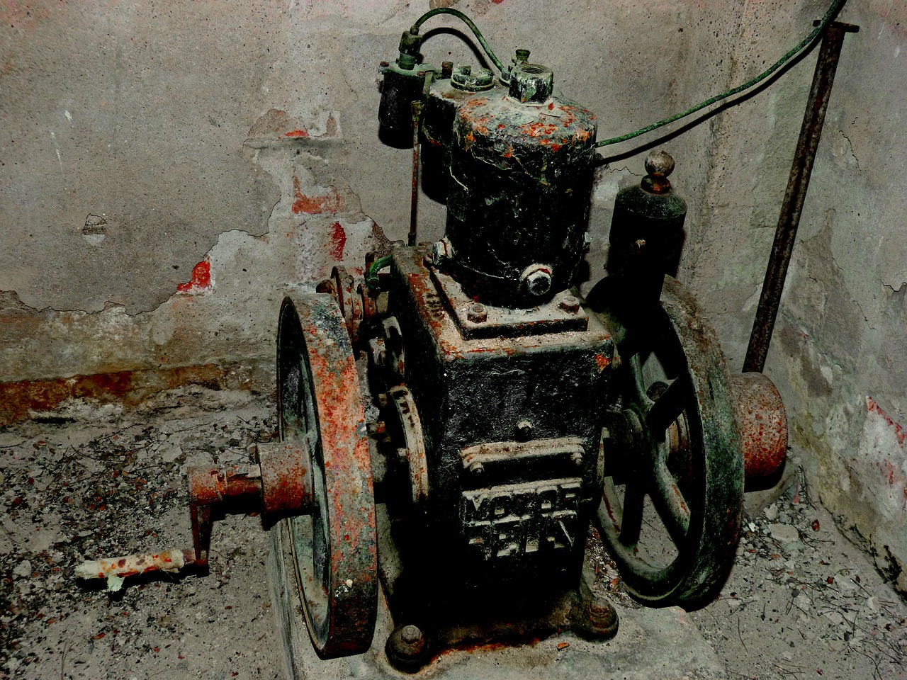 old engine artifact crank free photo