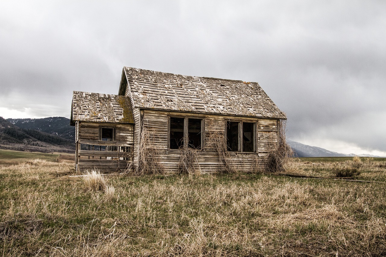 old farm house decay home free photo