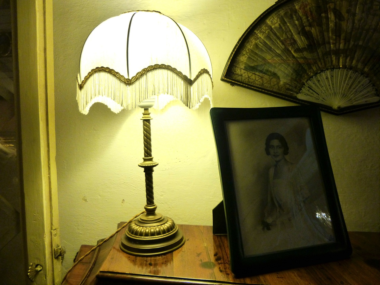 old fashioned romantic lamp free photo