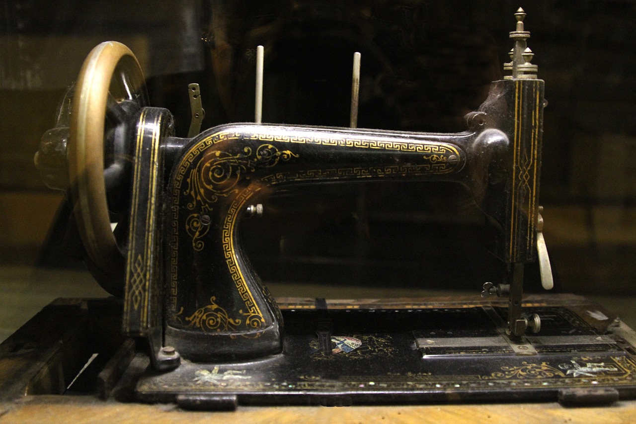 old-fashioned sewing antique free photo