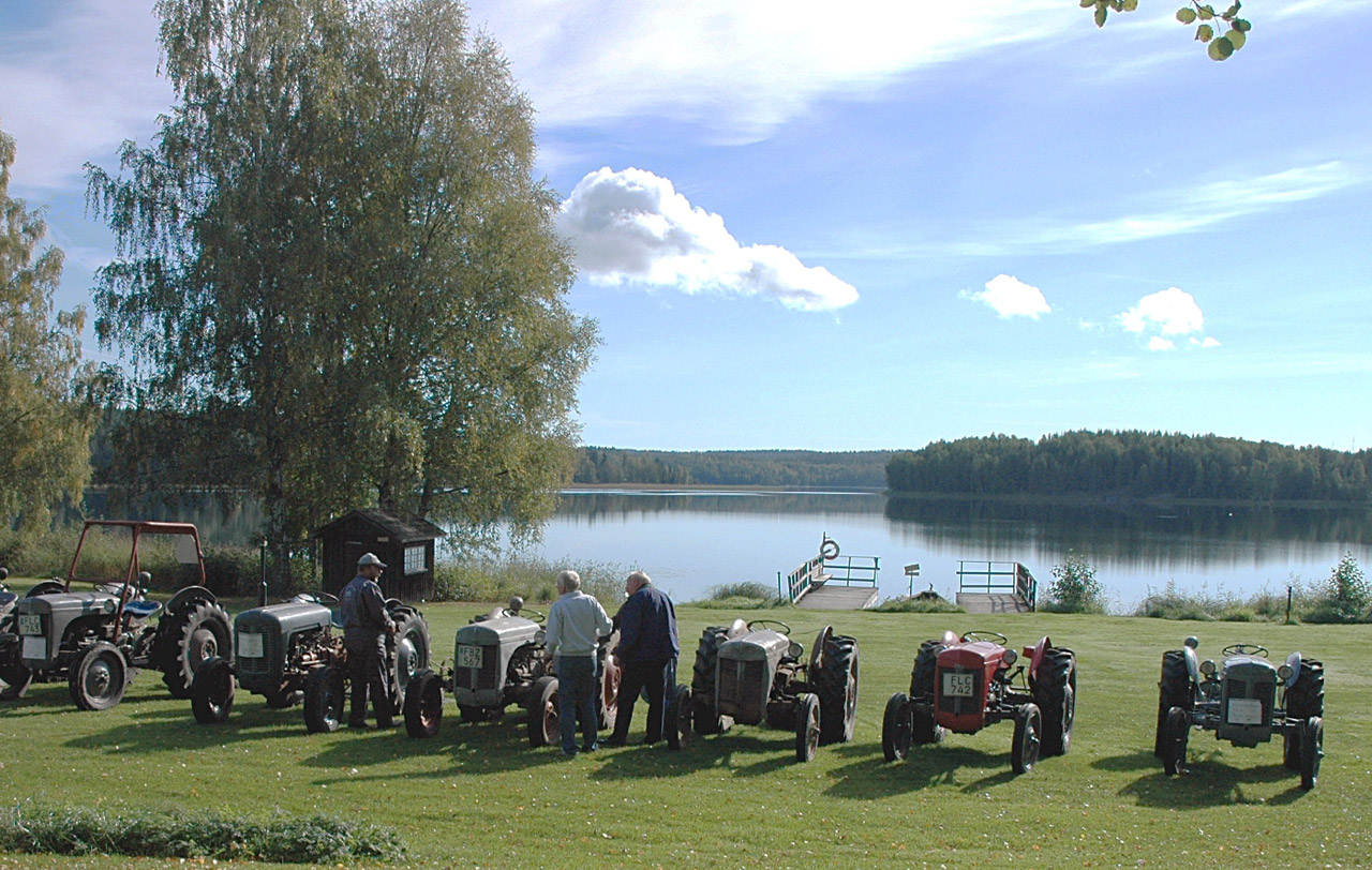 tractor ferguson old free photo