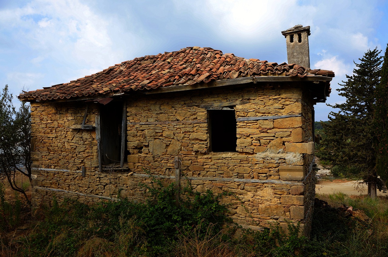 old house roof tile crack free photo