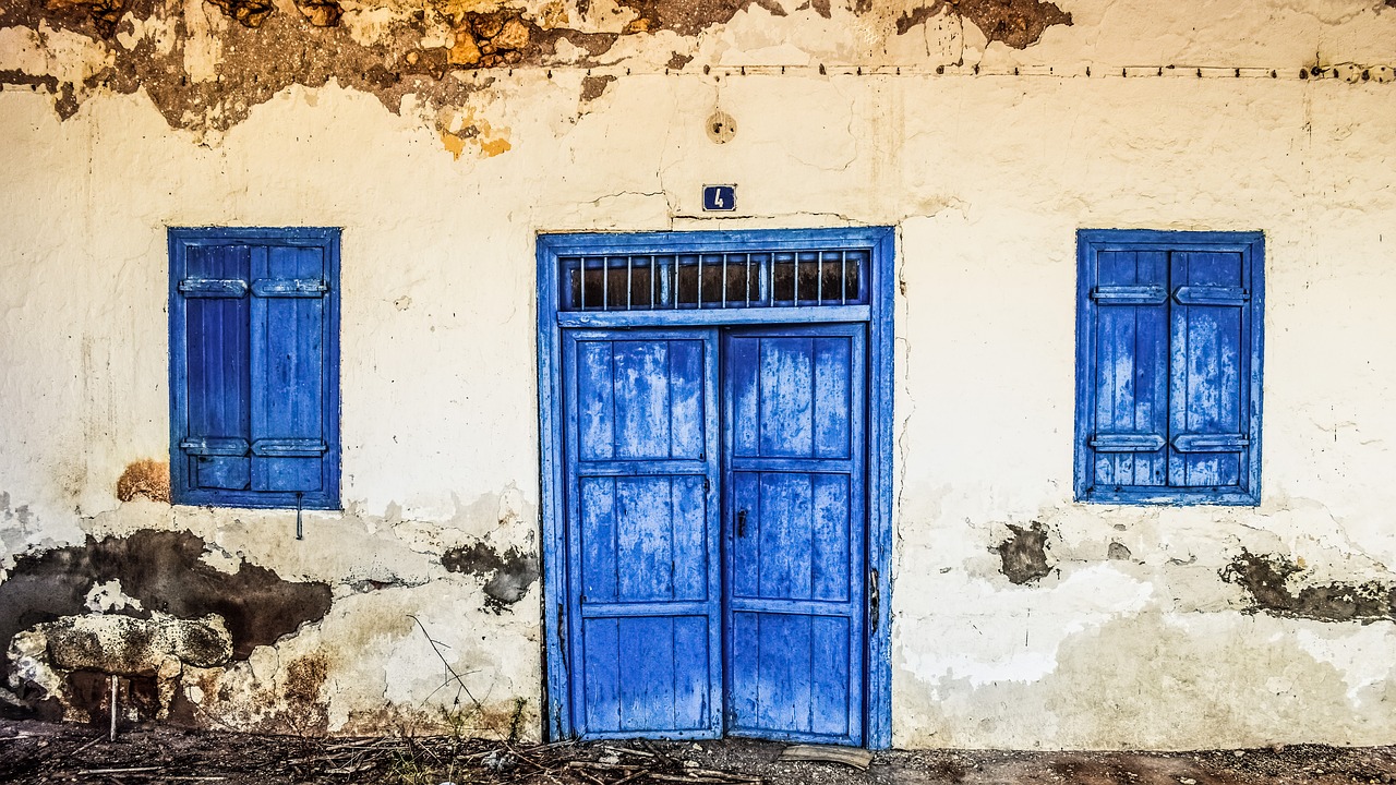 old house wall damaged free photo