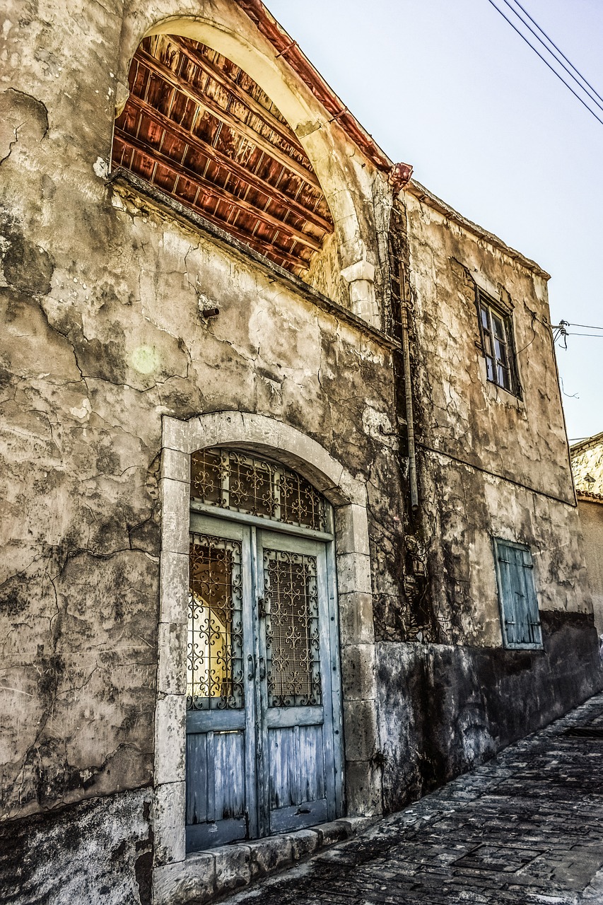 old house wall damaged free photo