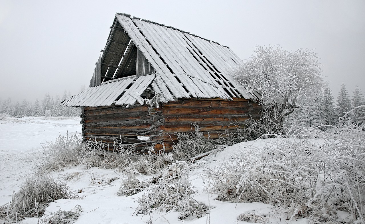old house winter crash free photo