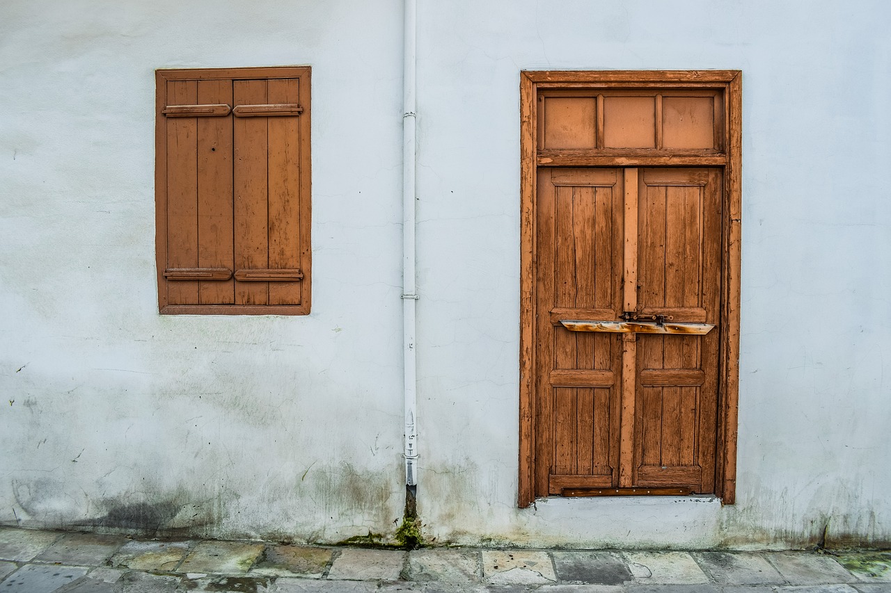 old house  facade  door free photo