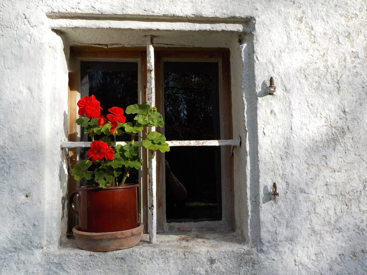 old house window facade free photo