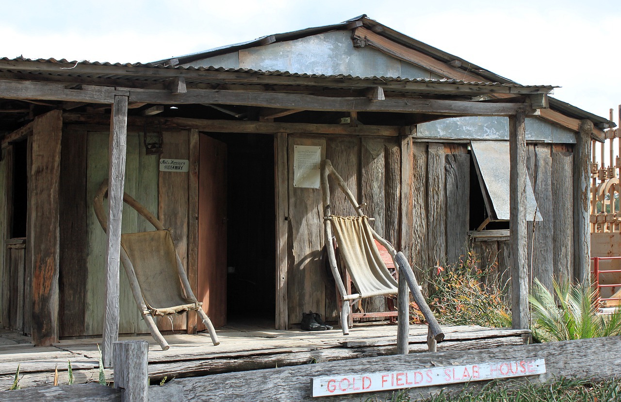 old house dilapidated building free photo