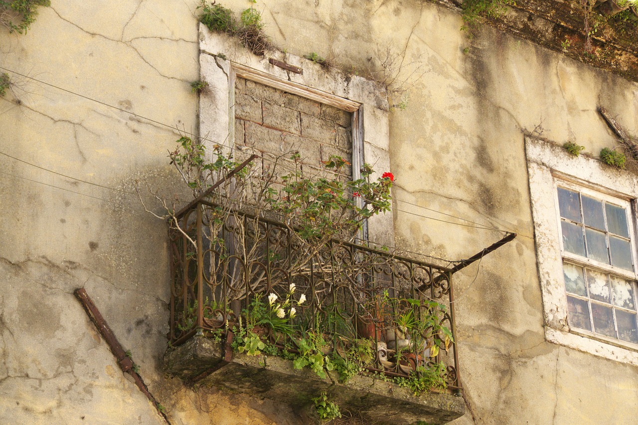 old house lapsed decay free photo