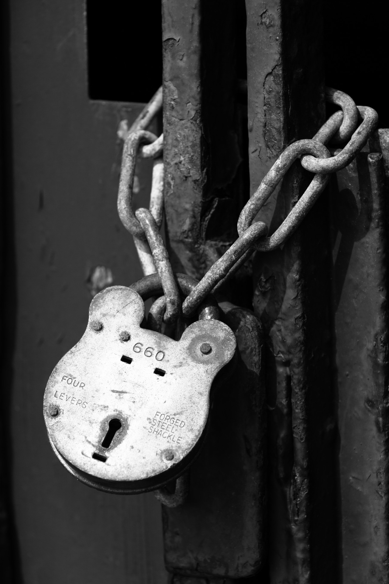 chain chains door free photo