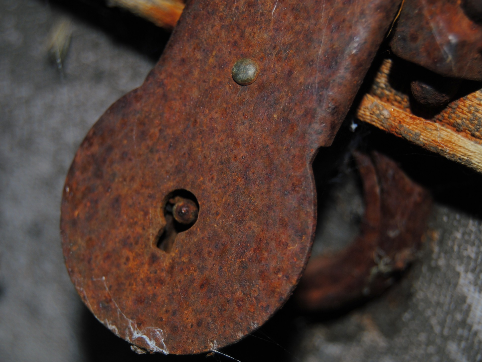 rusty lock key free photo