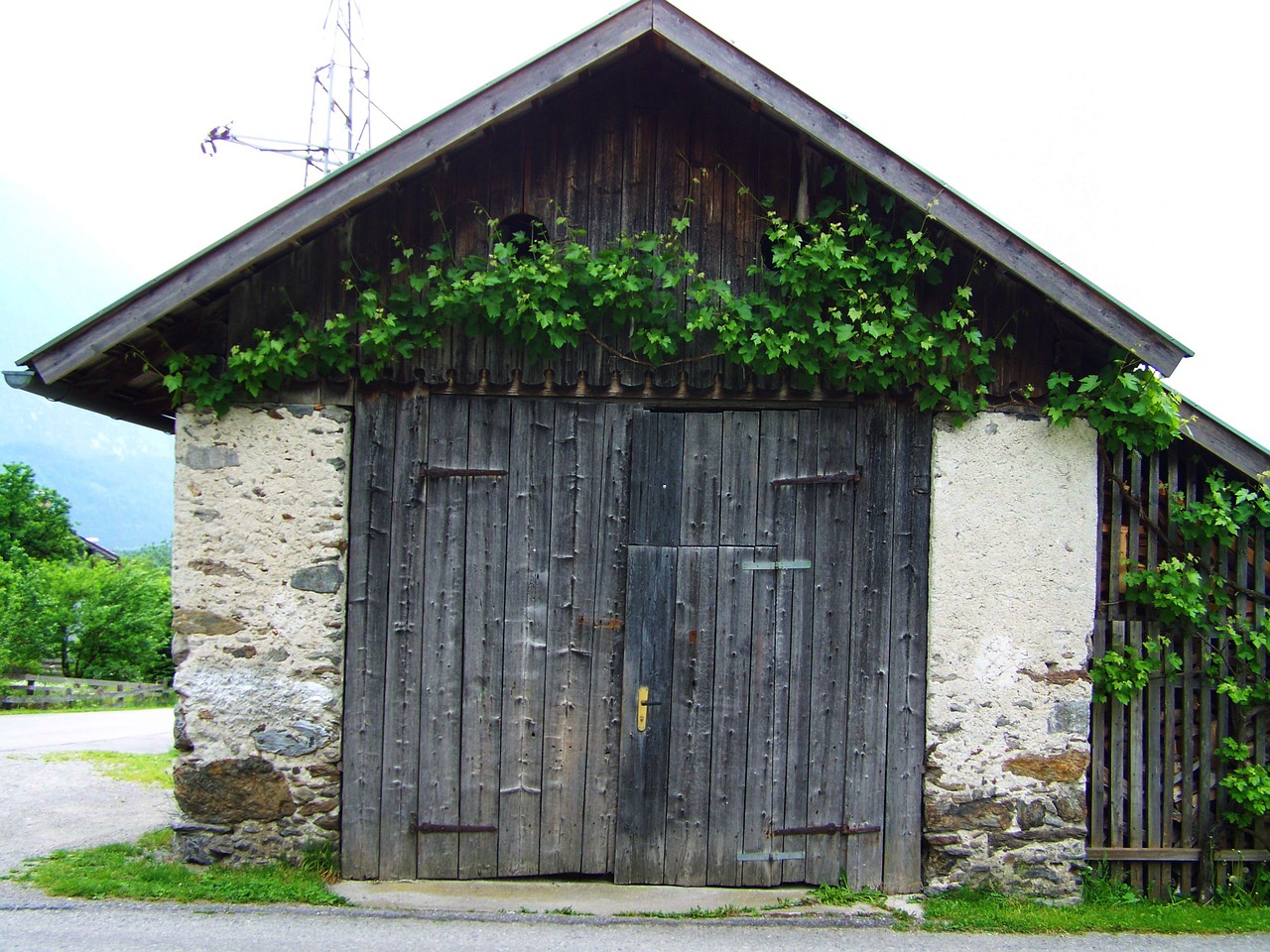 old stone house barn grape free photo