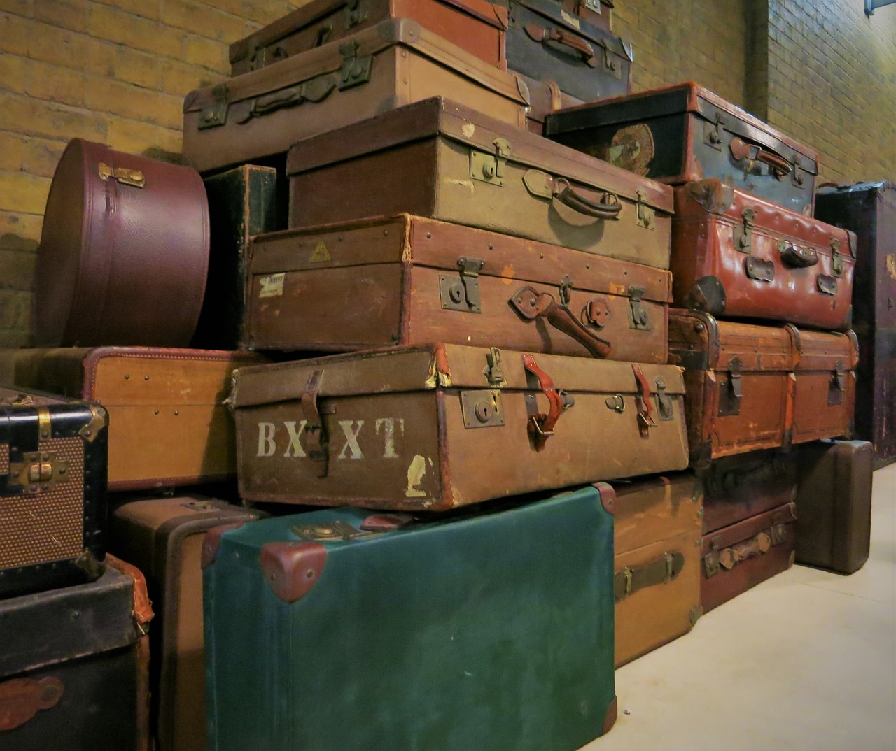 old suitcase harry potter railway station free photo