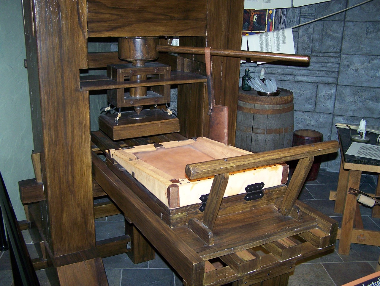 old-time printing press free photo