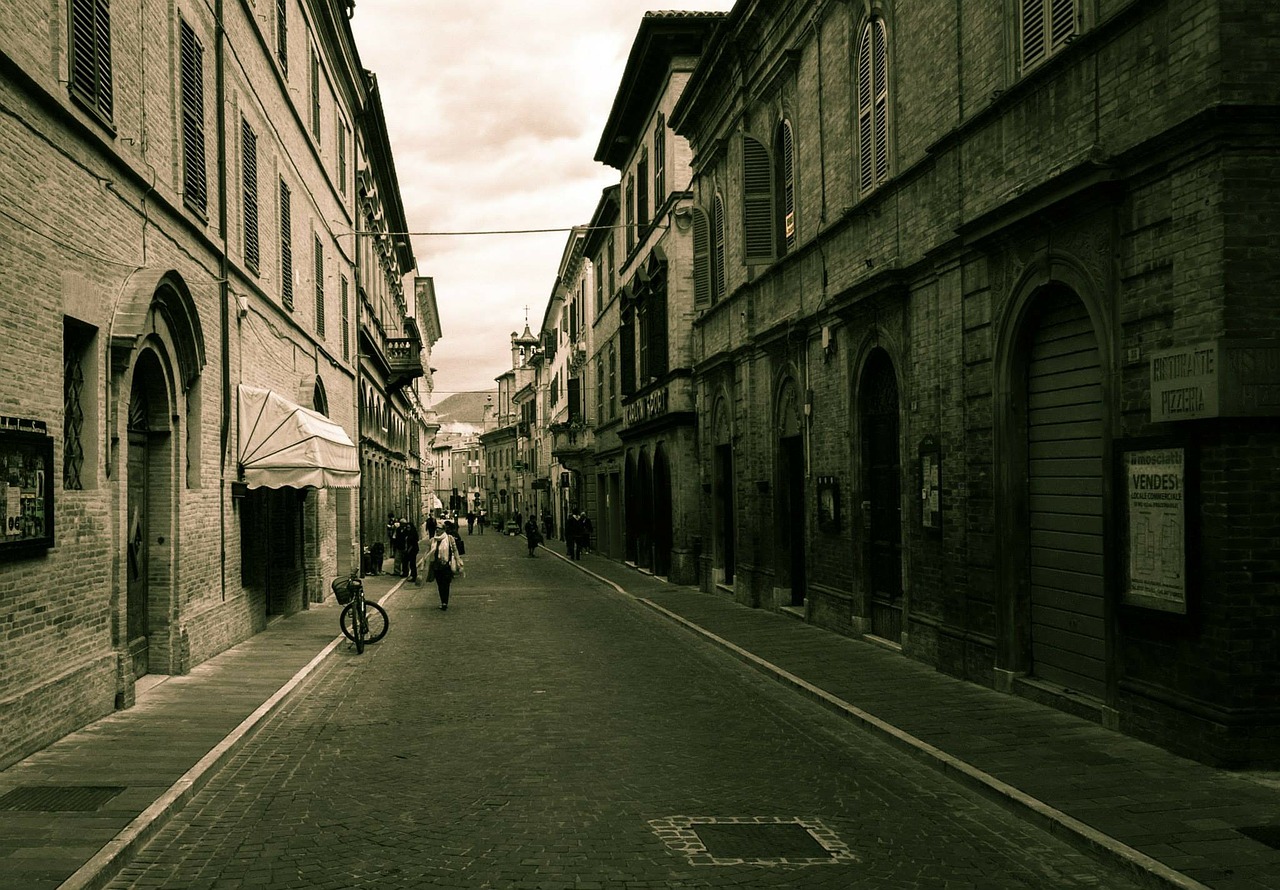 old town itlalien shopping street free photo