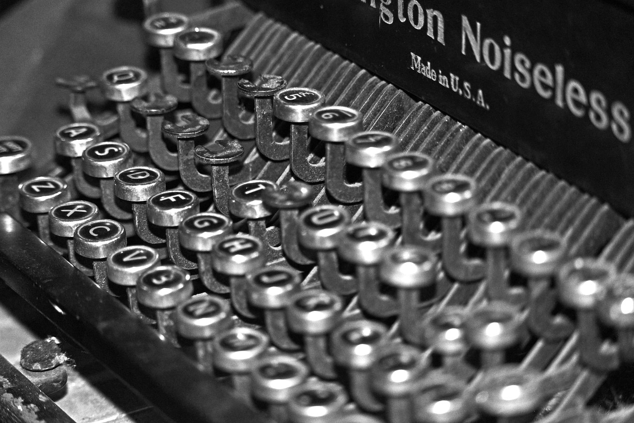 old typewriter  typewriter  retro free photo