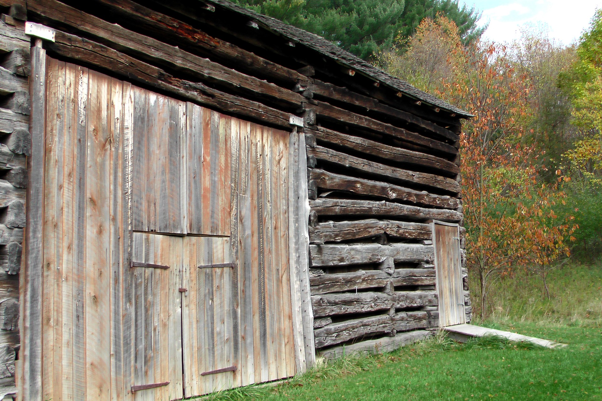 old wooden barn free photo