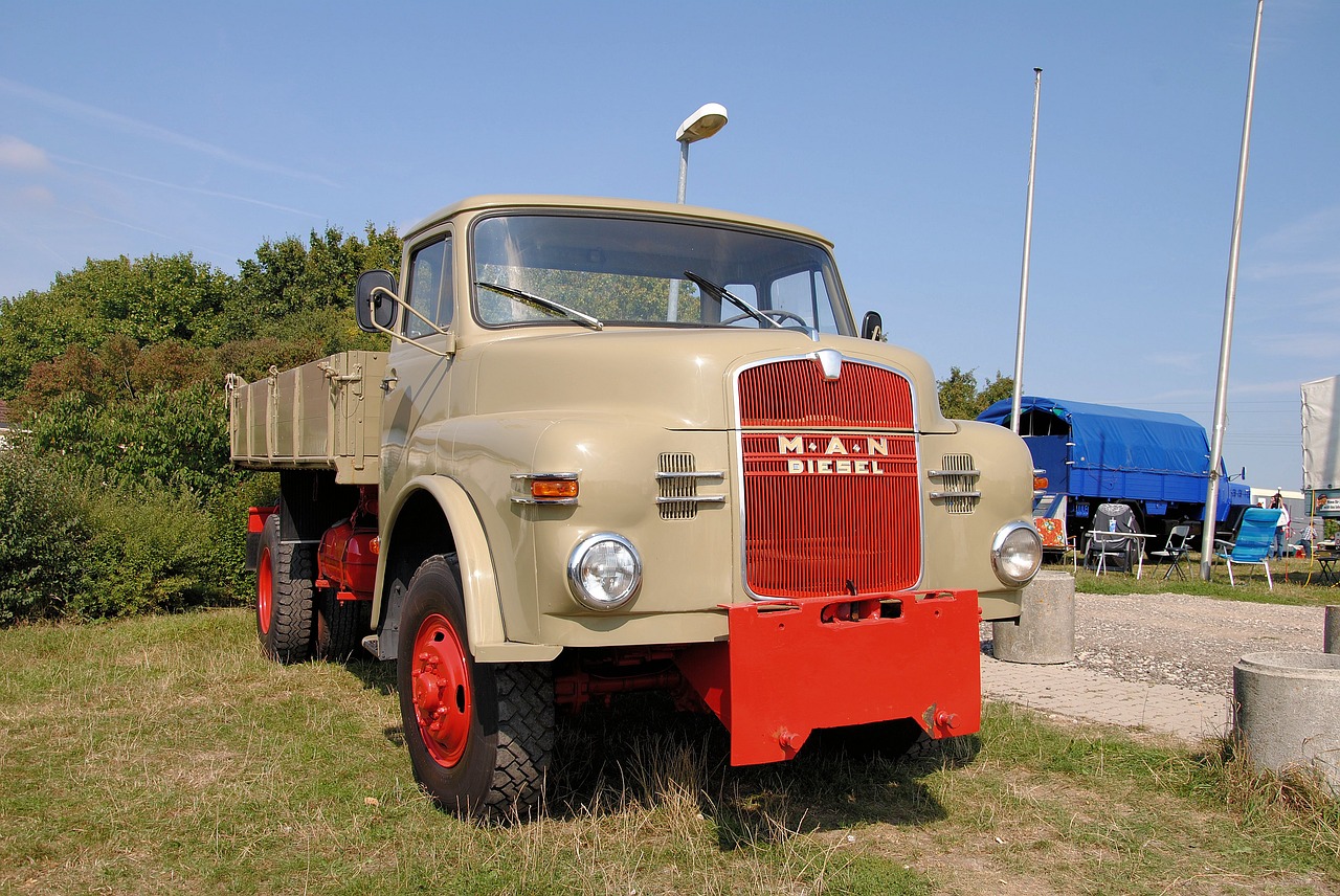 oldtimer truck meeting free photo