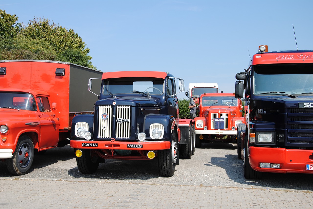 oldtimer truck meeting free photo