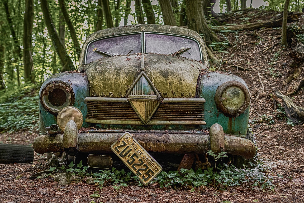 Потерянный автомобили. Ржавый автомобиль. Старая машина в траве. Старая машина с глазами. Ромбовидные машины старые.