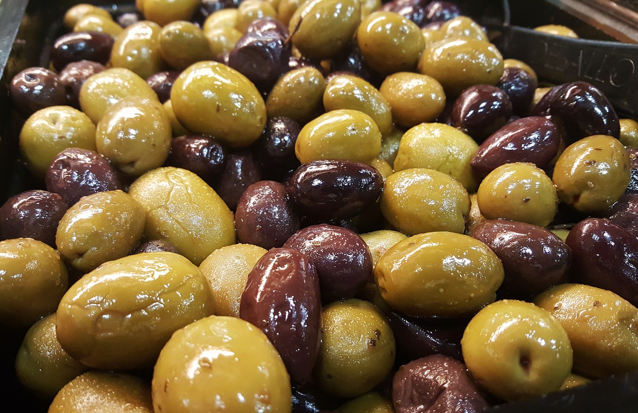 olives pitted gigante free photo
