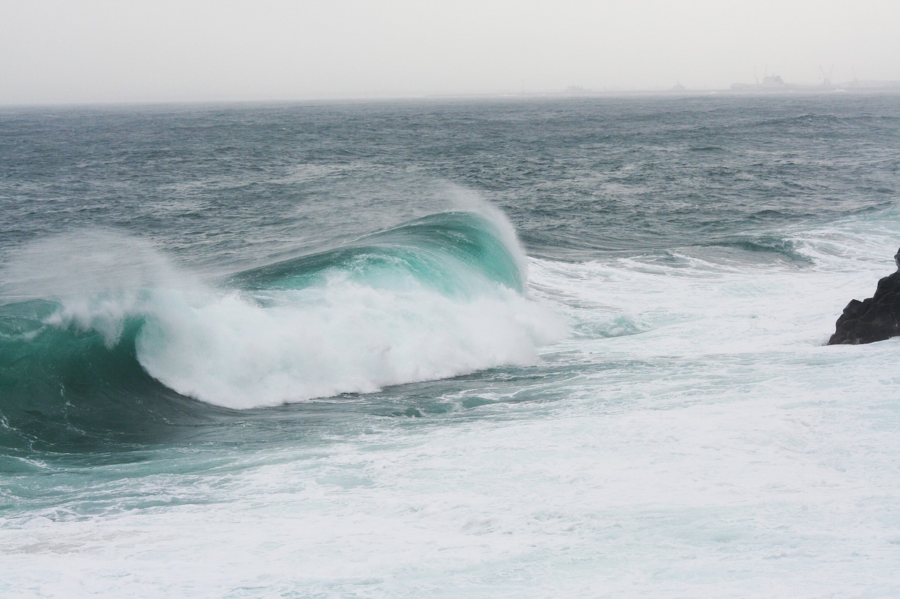 onda  cliff  sea storm free photo
