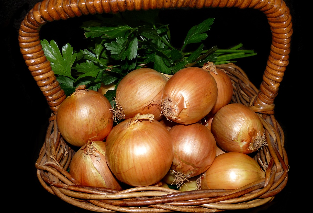 onions  basket  vegetables free photo