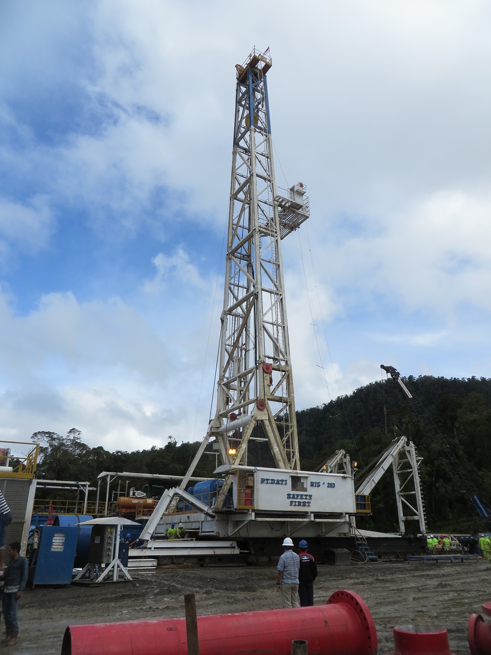 onshore drilling rig free photo