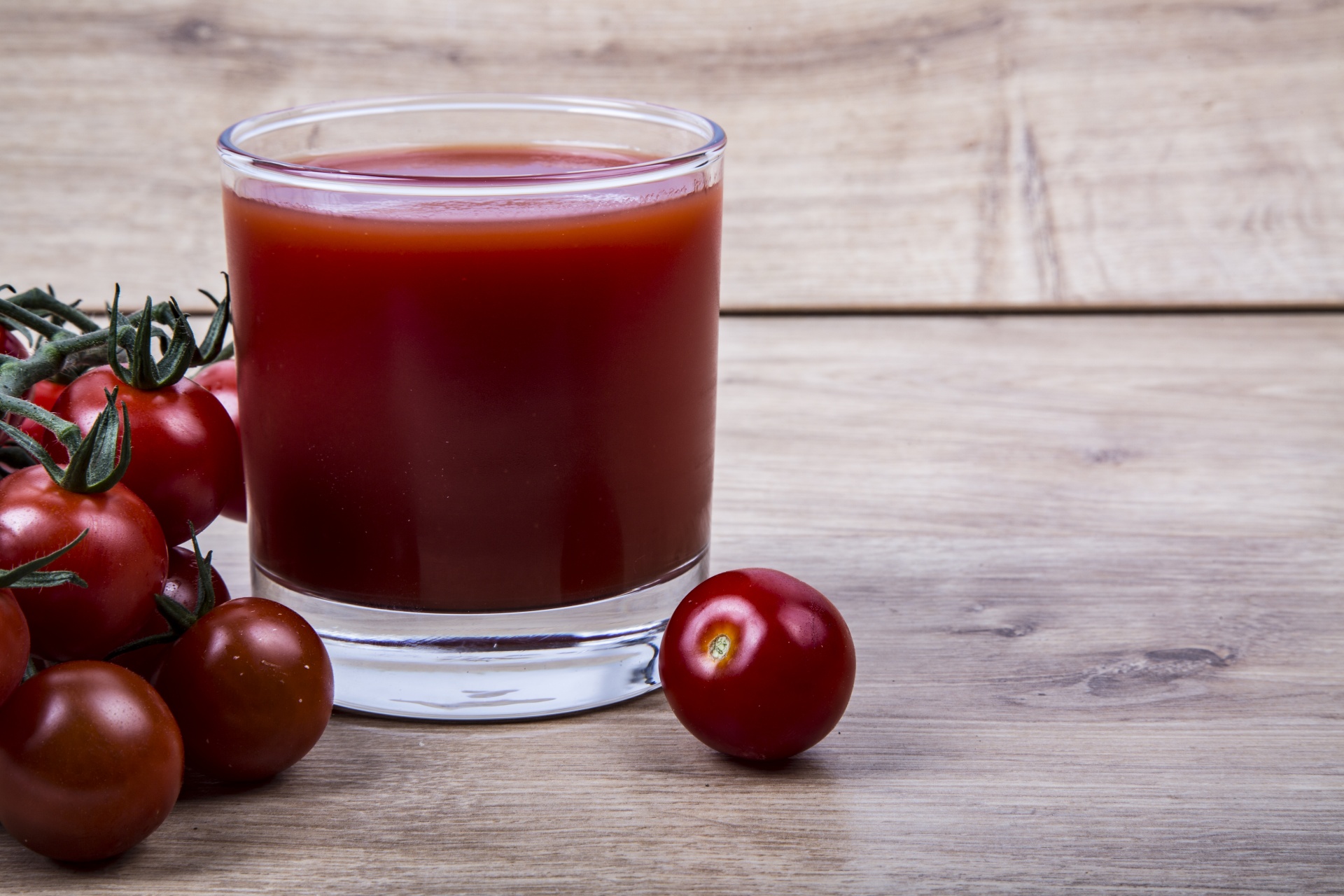 Можно ли томатный сок при диабете 2. Томатный сок. Томатный сок без соли. Чем полезен томатный сок. Томатный сок глаза.